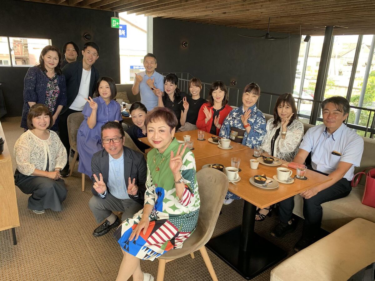 ランチ交流会の参加者の集合写真
