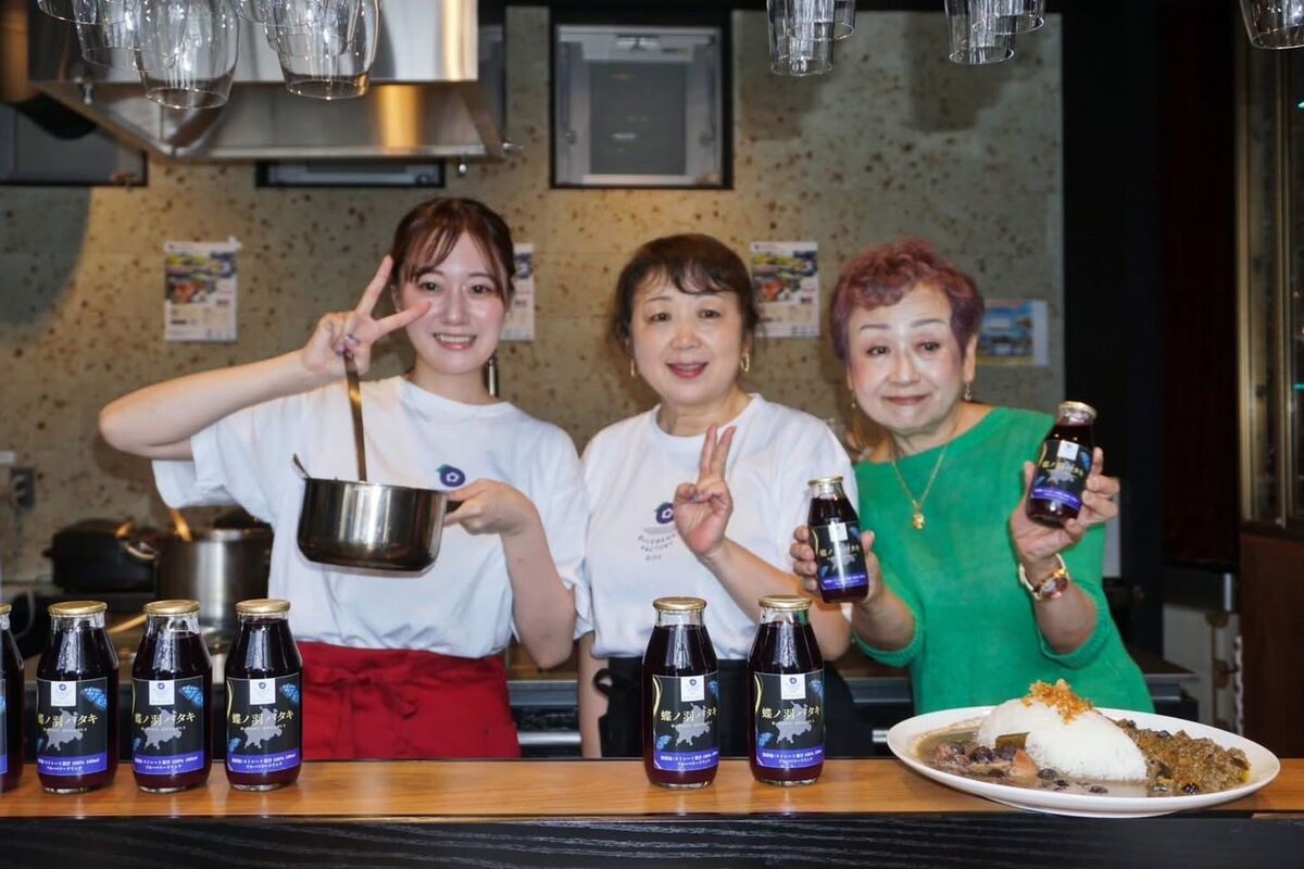 カレーとブルーベリードリンクを持つスタッフ