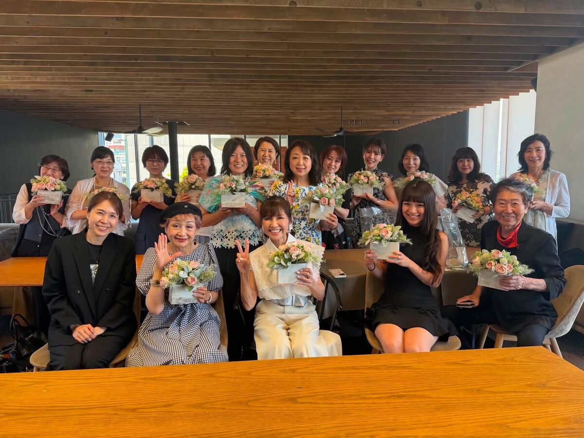 完成したお花を持った参加者の集合写真