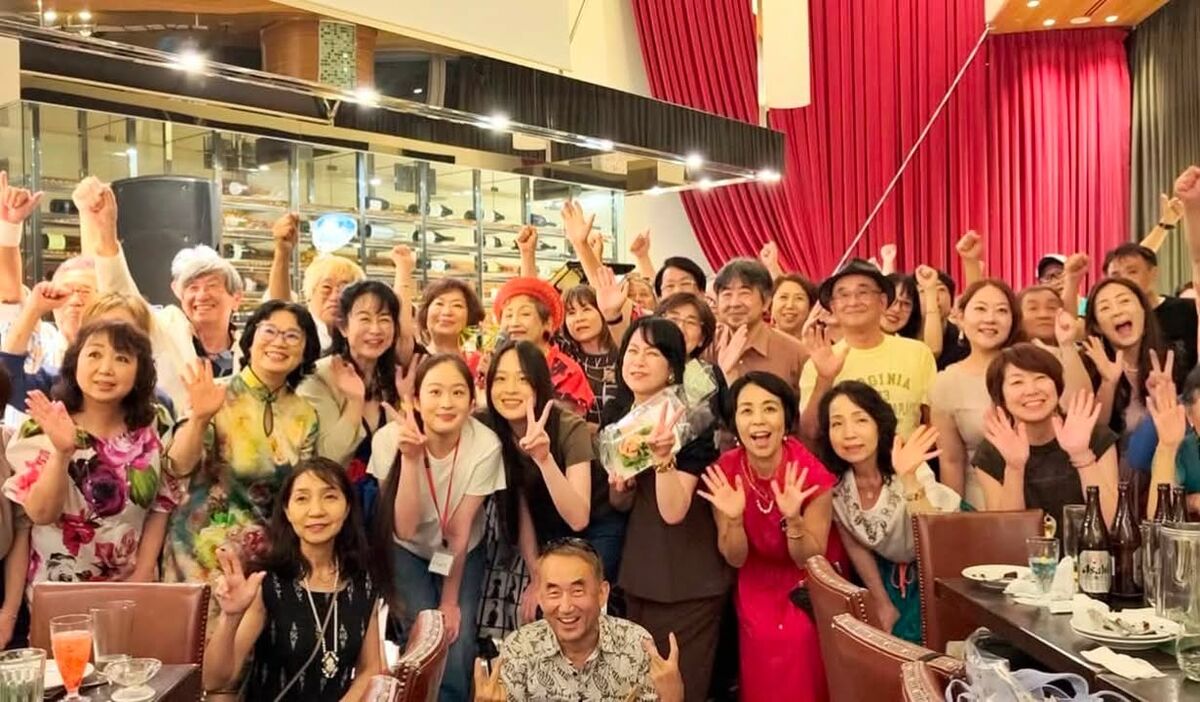 パーティー会場での大勢の参加者の集合写真