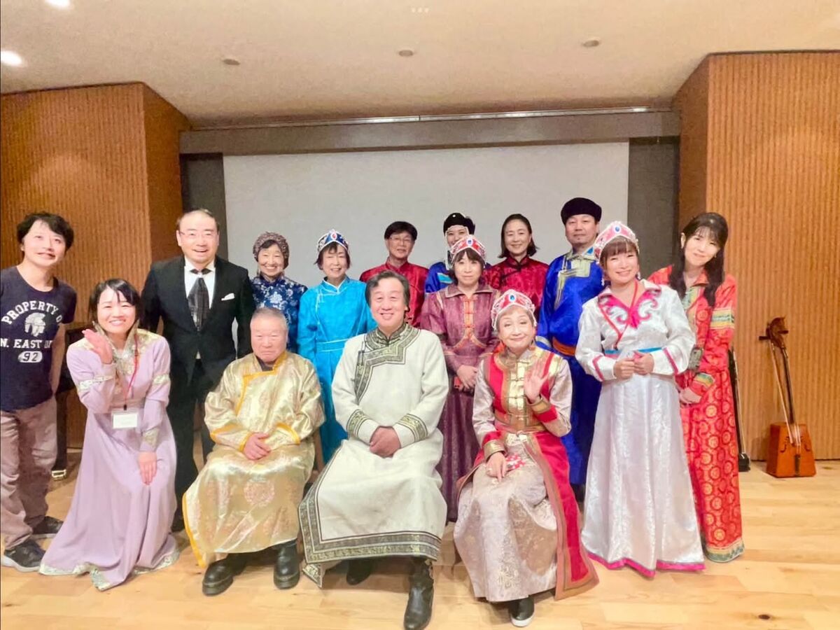 モンゴルの民族衣装をまとった出演者と参加者の集合写真